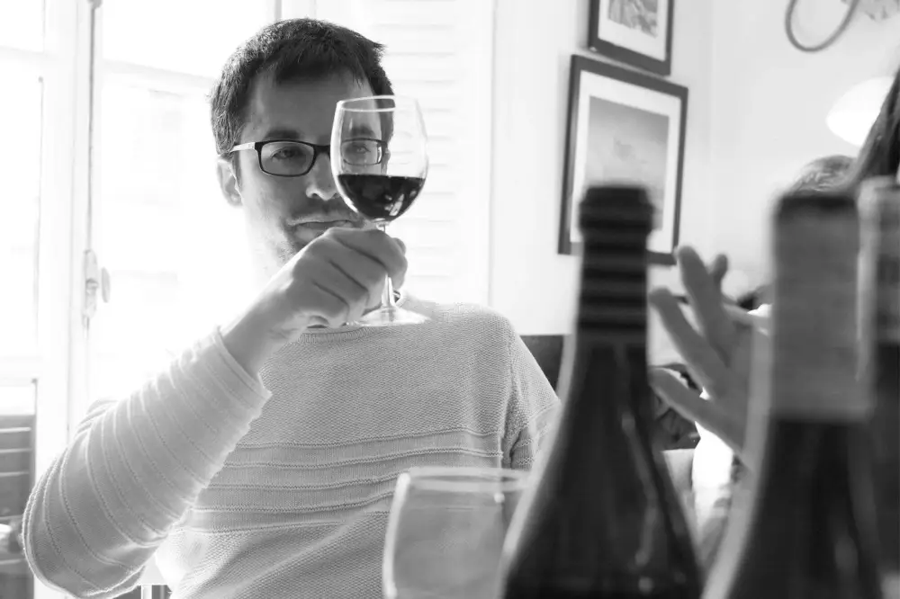 Hombre con copa de vino