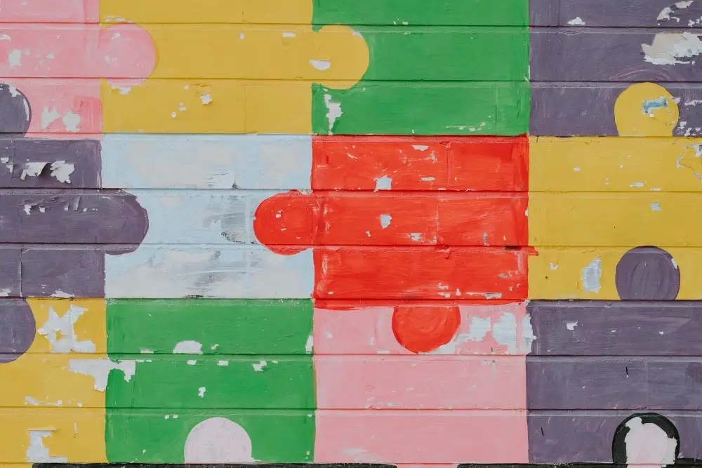 piezas de puzle pintadas en un muro