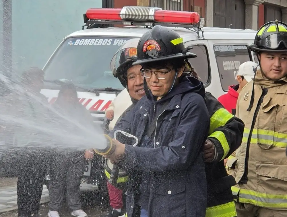 Un bombero y un joven con discapacidad
