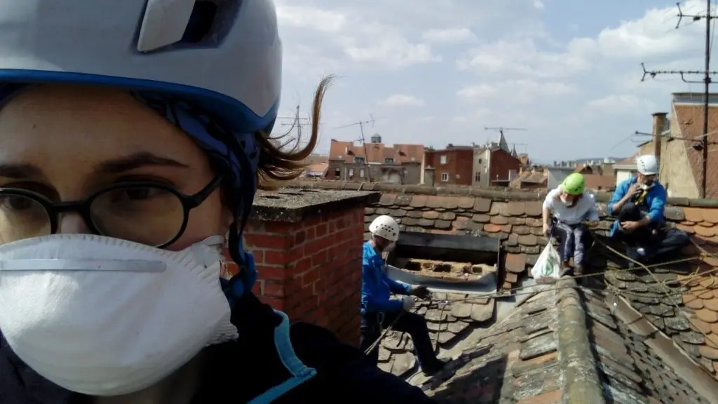 Voluntários também estão ajudando a limpar as milhares de chaminés que foram abaladas pelo terremoto, ameaçando cair. Uma equipe de alpinistas locais se ofereceu para proteger as perigosas chaminés.