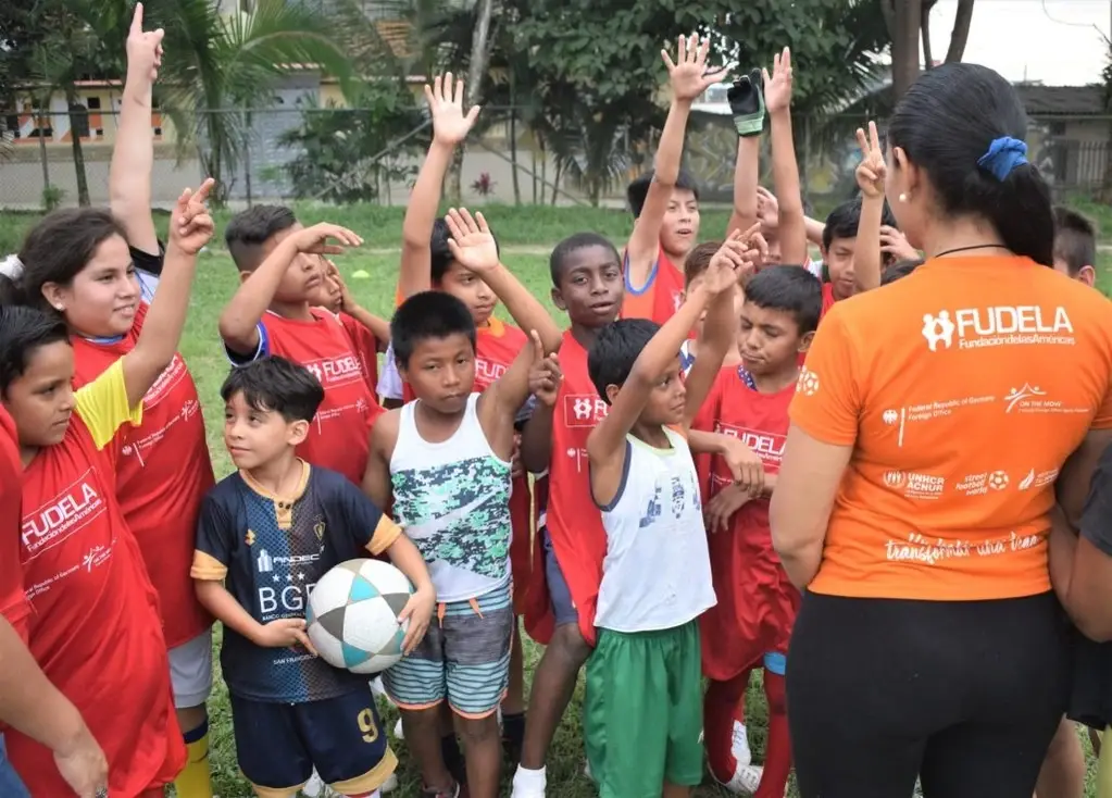 Niños entrenando fútbol