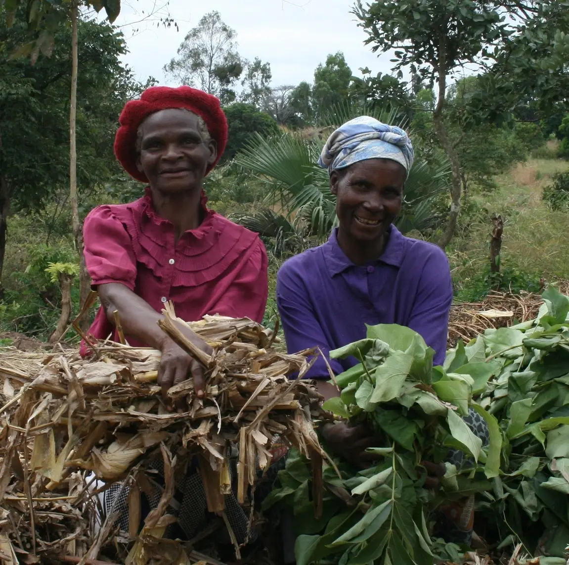 Dos mujeres en el campo sonrientes