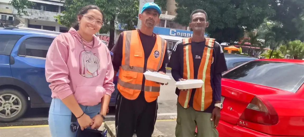 Una persona reparte comida en las calles