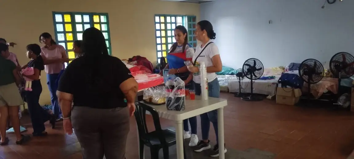 Un grupo de personas comparten una merienda