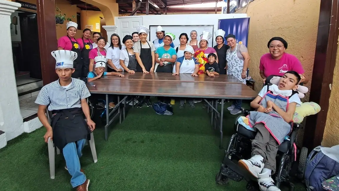 Personas con discapacidad posan