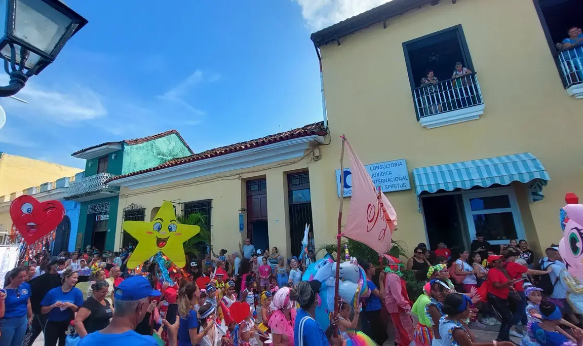 Personas celebrando sus tradiciones en un festival callejero