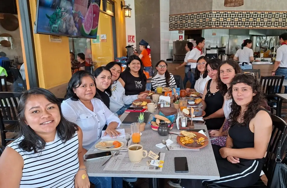 Grupo de personas reunidas para desayunar