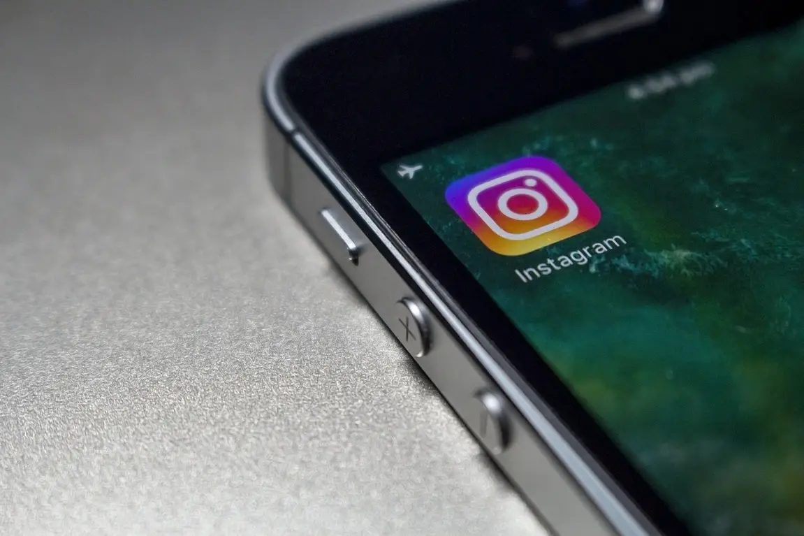 celular con icono de instagram