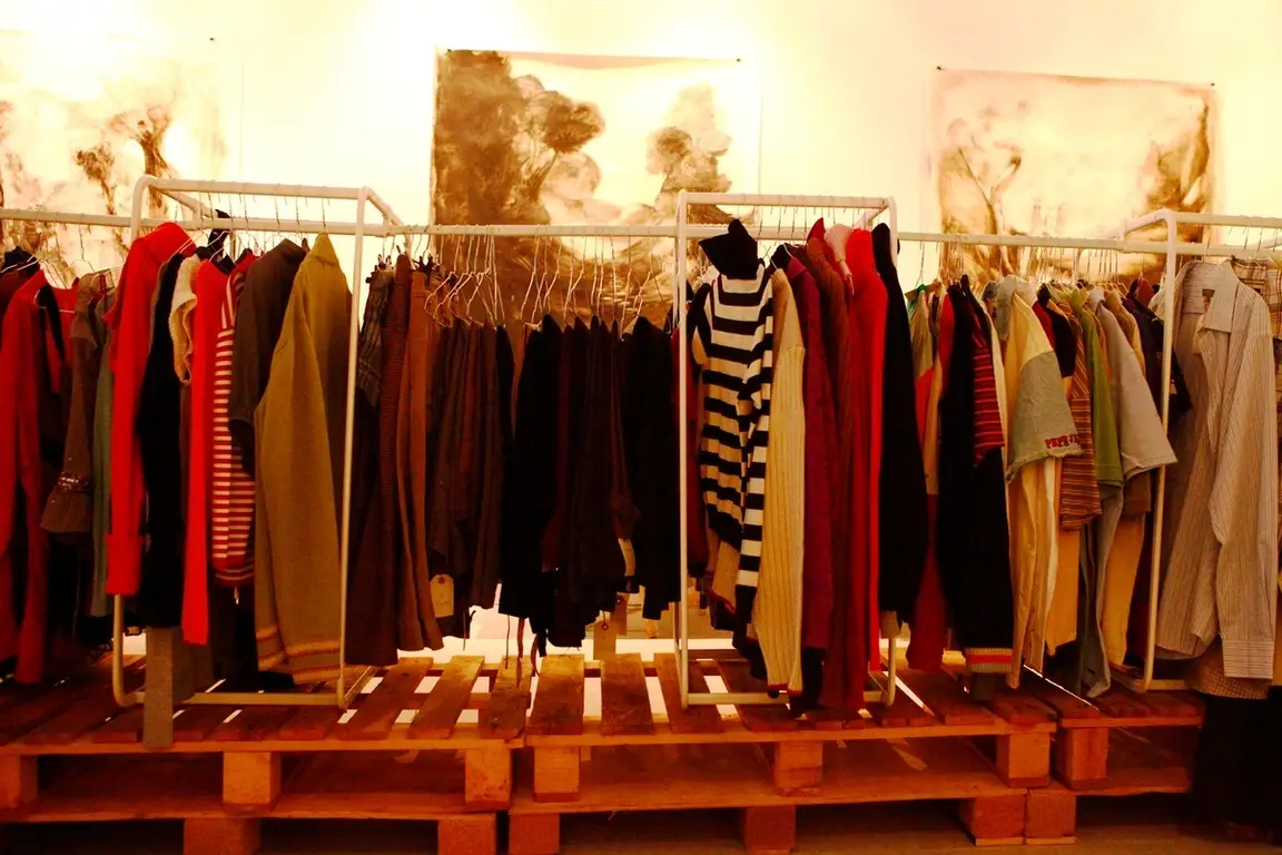 ropa colgada en perchas