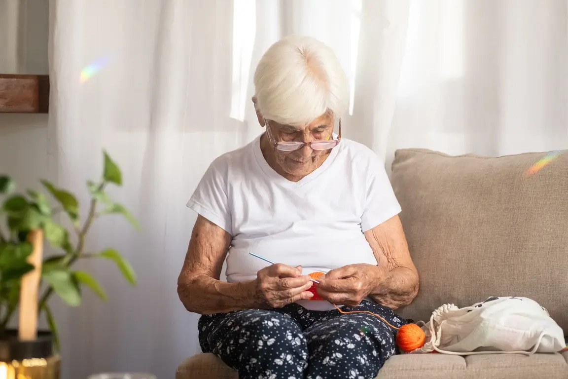 Una mujer mayor tejiendo