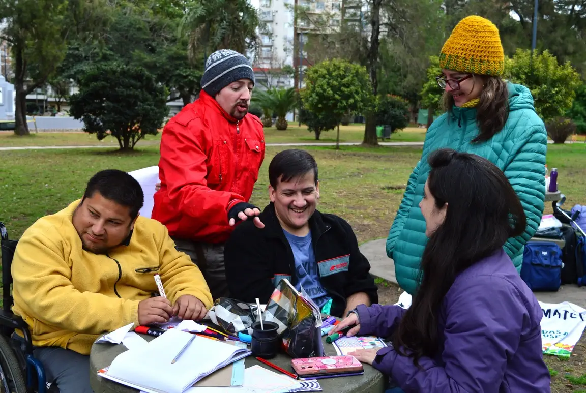 Un grupo de personas diversas en un parque