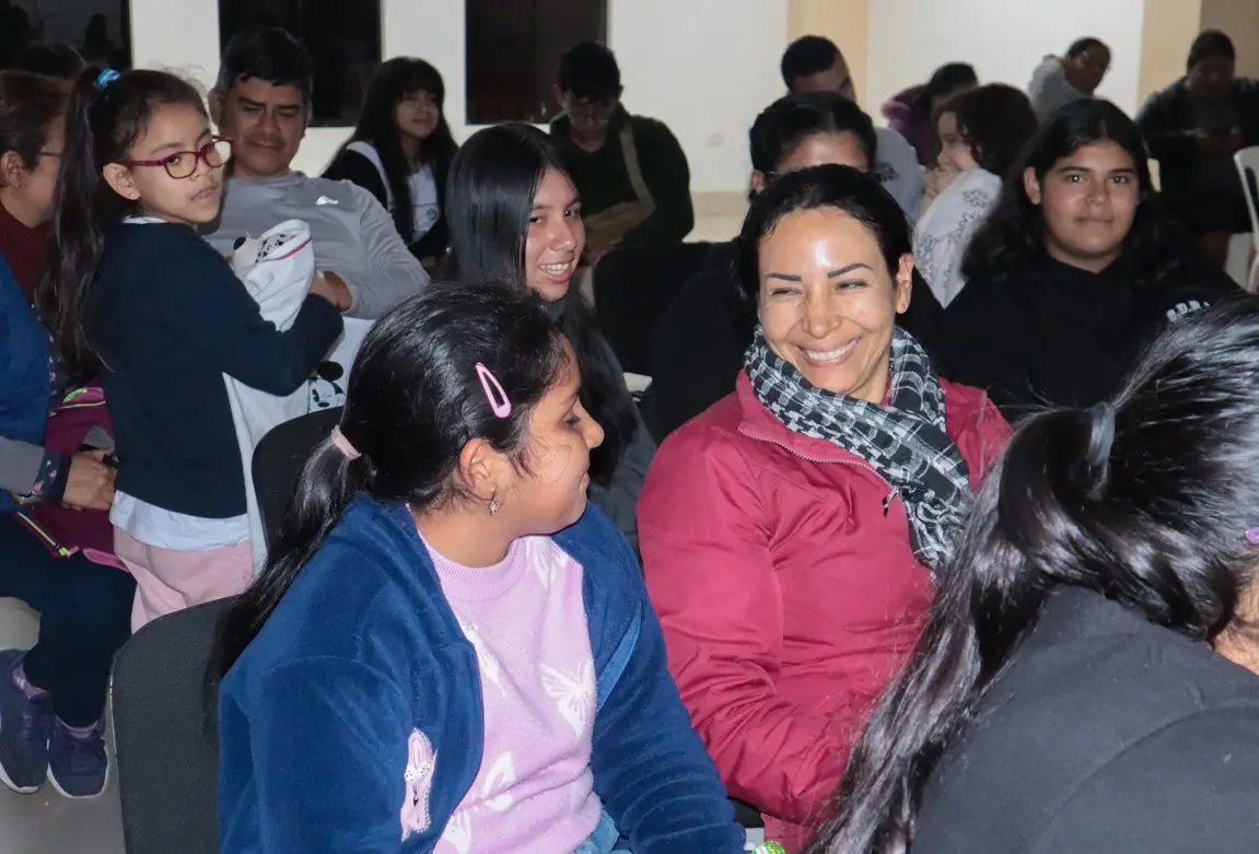 Un grupo de personas disfrutan de una función de cine comunitario