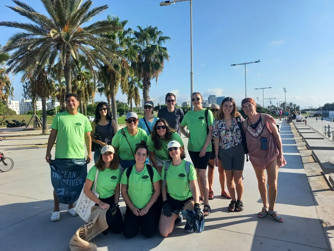 Un grupo de personas que recolectó basura en la playa