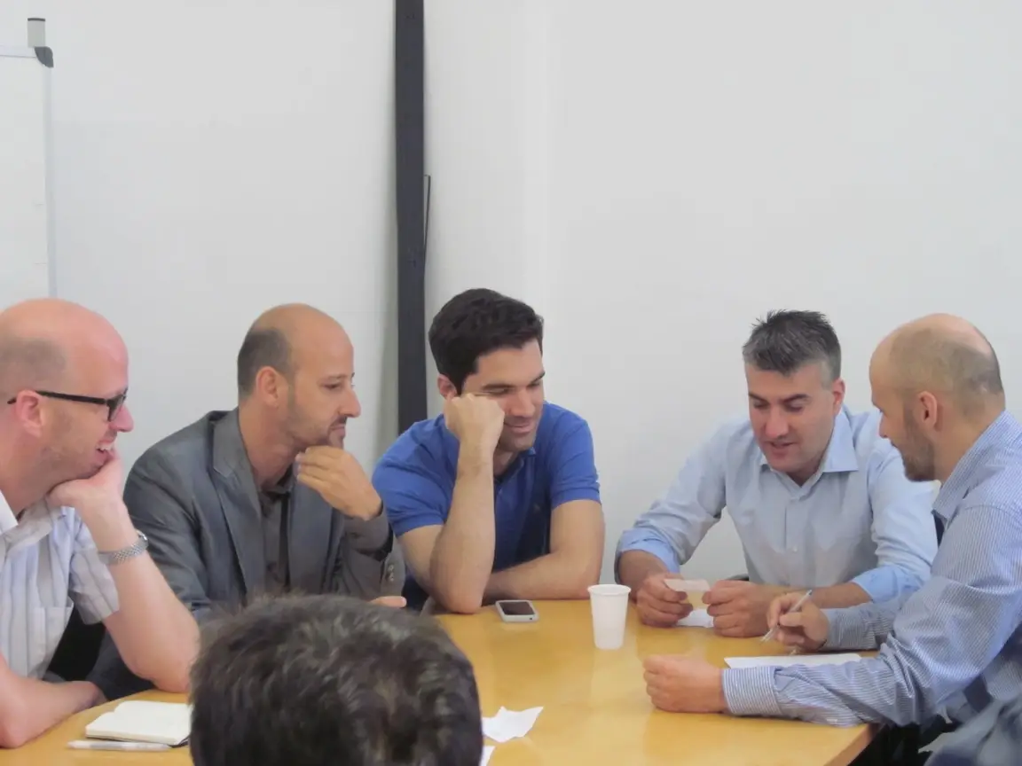 reunión de personas entorno a una mesa