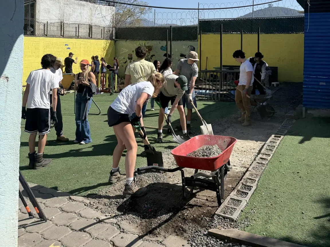 Un grupo de personas construyen