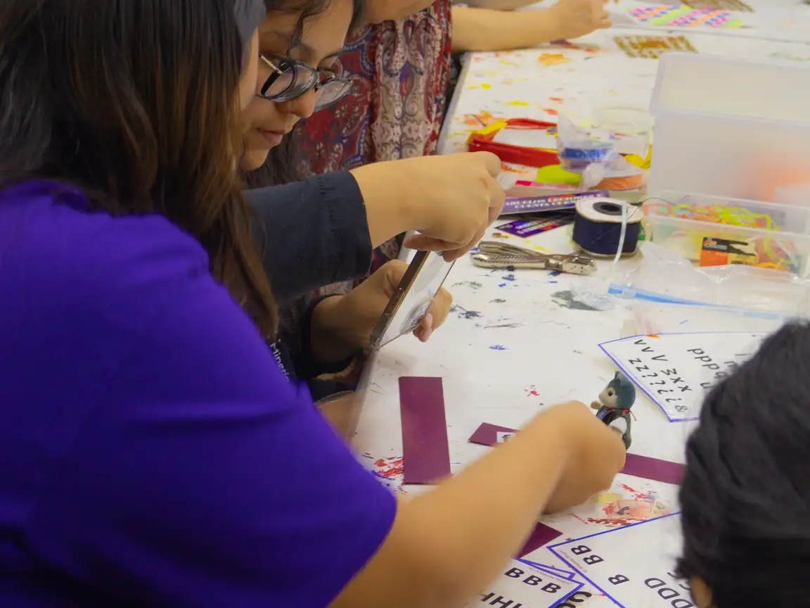 Dos personas realizan una actividad de lecto-escritura.