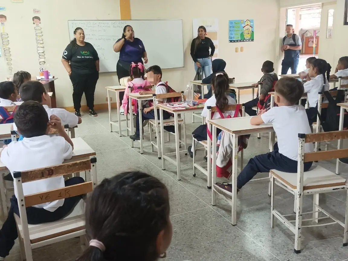 Niños y niñas en un aula de clase