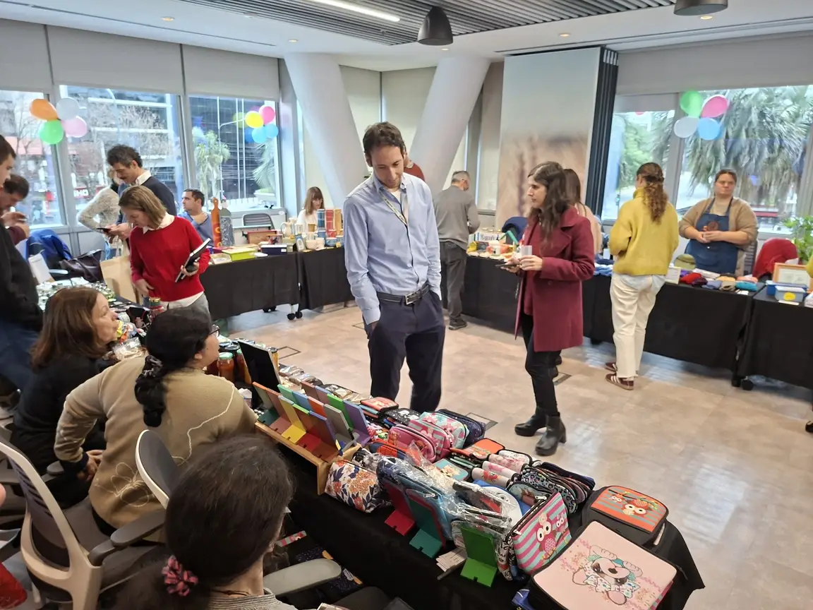 Personas en una feria de emprendedores