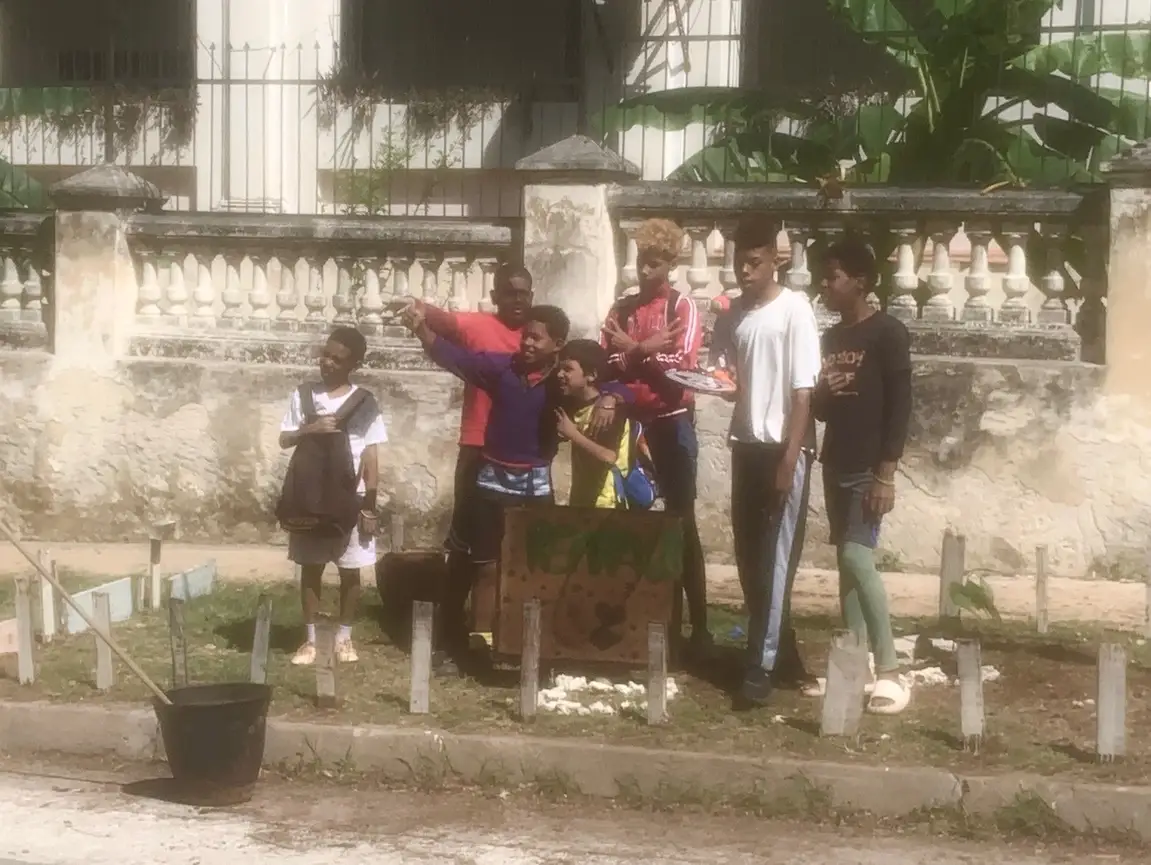 Niñas y niños plantando