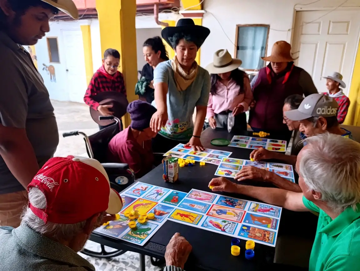 Personas mayores juegan lotería