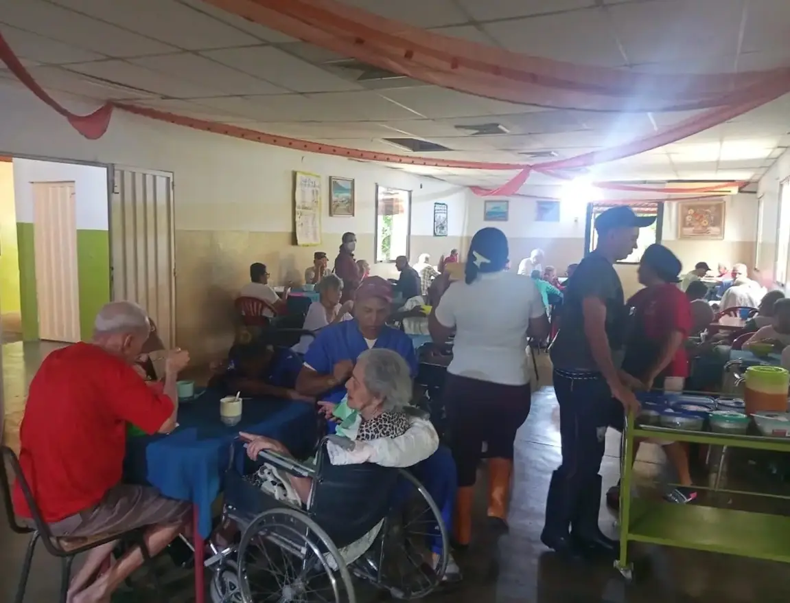 The citizen collective Alas de Esperanza from Venezuela visited the Barinas nursing home to share a meal together. 🥟