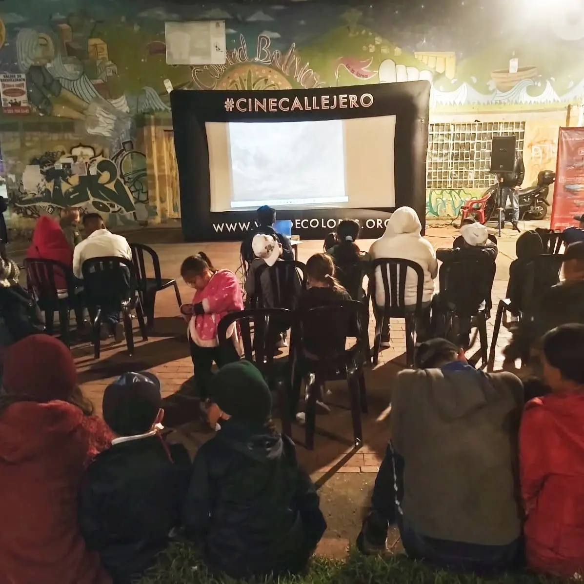 Proyección de cine comunitario en Puente de Indio