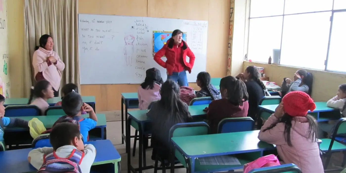 Volunteers Teaching English