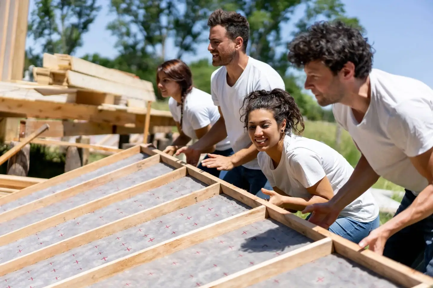 pessoas construindo uma casa