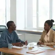 Dos personas reunidas en una oficina