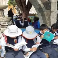 Niños y niñas leyendo el libro sobre heroínas peruanas