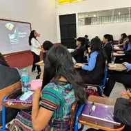 Niños y niñas leyendo atendiendo a una charla