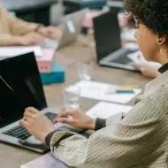 Mulher em um escritório trabalhando com um computador