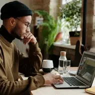 Homem jovem trabalhando em seu laptop