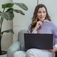 Mujer trabajando en su computadora