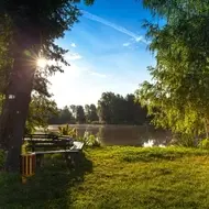 Parque con un espejo de agua