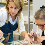 Duas mulheres trabalhando com cerâmica