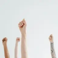 Mulheres levantando os punhos no ar