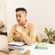 Hombre joven en una videollamada