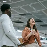 Dos personas conversando