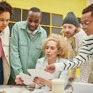 Grupo de pessoas em uma reunião de trabalho em um escritório