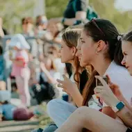 Grupo de vecinos reunidos en una actividad comunitaria al aire libre.