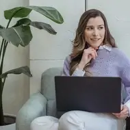 Mulher trabalhando no computador em um escritório