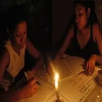 estudiando en la oscuridad