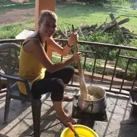 VOLUNTEER LEARNING THE GHANAIAN LOCAL WAY OF COOKING BANKU