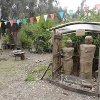 Escultura en barro de hombre y mujer