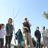 Víctor López, fundador de Fusión Nativa, dando la bienvenida al colegio Pehúen Montessori
