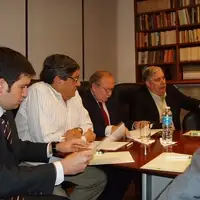 Organizamos charlas y debates sobre temas de impacto