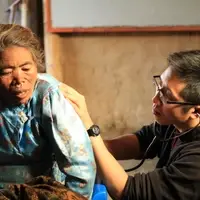 Dr Lim from Australia mid checkup