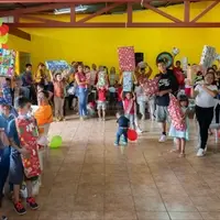 Fiesta de navidad para niños de escasos recursos de la comunidad
