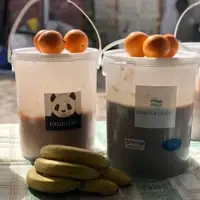 Compartiendo un plato de comida nutritivo y frutas
